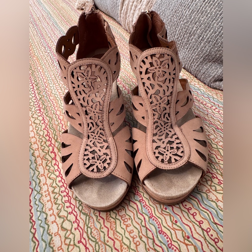 Earthies Campora sandals detailed laser-cut designs back zipper Size 6.5